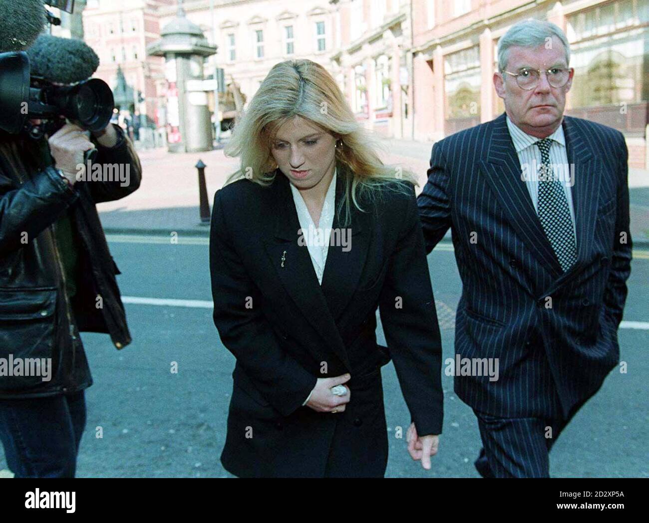 Tracey Andrews, accompagnato dal suo avvocato (a destra), arriva a Birmingham Crown Court. La sig.ra Andrews è accusato dell'assassinio del suo ragazzo Lee Harvey in un'apparente "rabbia di strada" uccisione vicino alla loro casa di Alvechurch, Warwickshire lo scorso Natale. * la sig.ra Andrews, che è stata rilasciata su cauzione per comparire in una data successiva, ha presentato un'eccezione di "non colpevole". Foto Stock