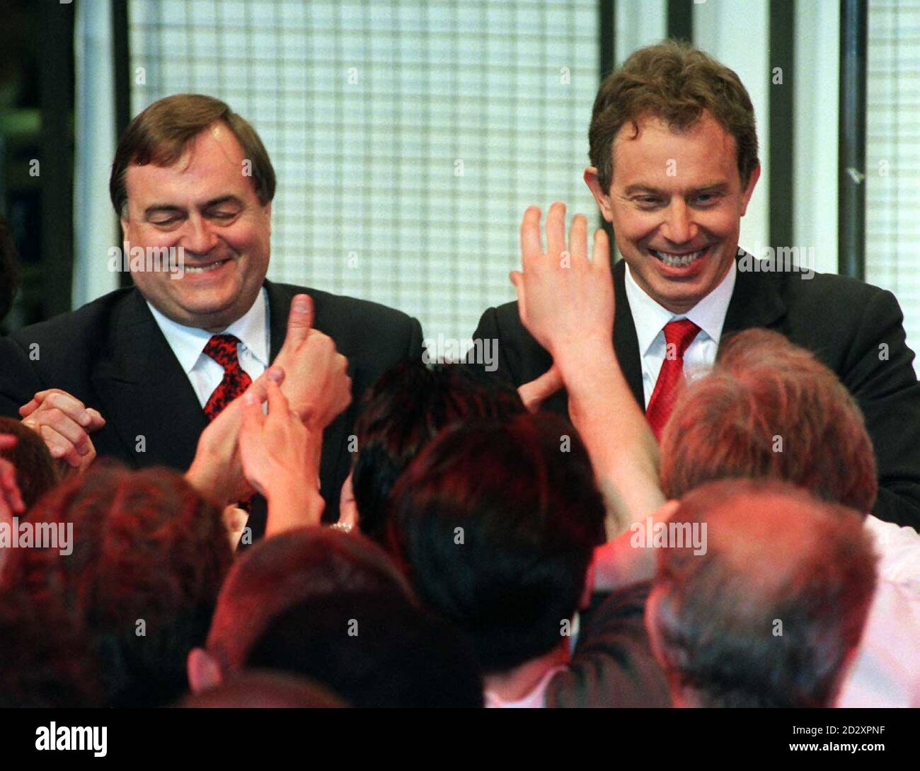 Il leader e vice leader del Partito laburista Tony Blair (destra) e John Prescott si rivolgerono questa mattina a un rally fuori dal Royal Festival Hall di Londra. Il Partito laburista ottiene una vittoria schiacciante alle elezioni generali. Foto di Rebecca Naden/PA. Foto Stock