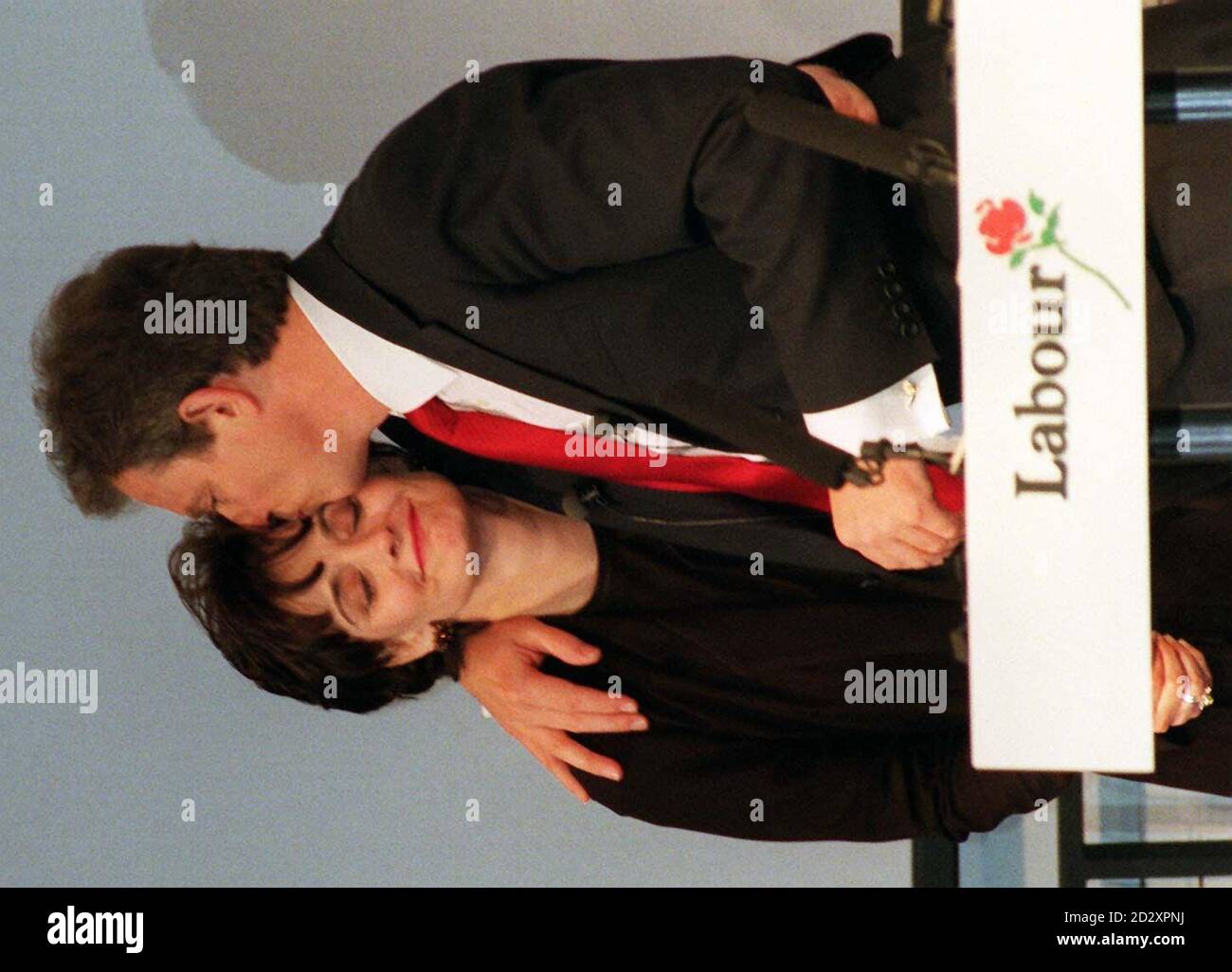 Il leader del Partito laburista Tony Blair abbraccia sua moglie Cherie dopo aver affrontato un rally al di fuori del Royal Festival Hall di Londra questa mattina. Il Partito laburista ottiene una vittoria schiacciante alle elezioni generali. Foto Stock