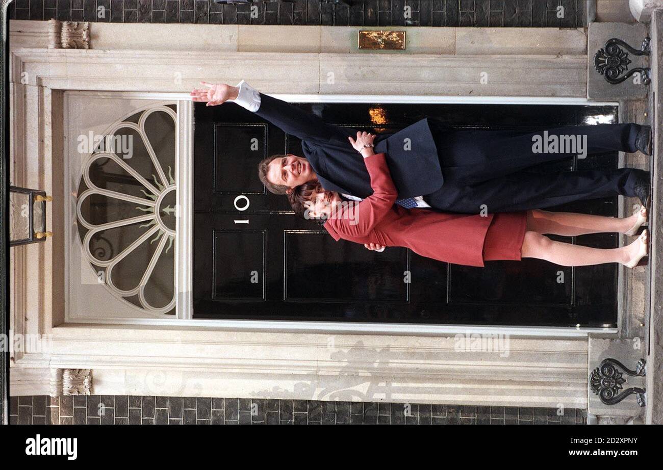 Cherie Booth abbraccia con orgoglio suo marito, Tony Blair - il nuovo primo Ministro della Gran Bretagna - fuori dal numero 10 Downing Street oggi (Venerdì). Il Partito laburista di Blair ha visto i conservatori cacciati dal governo quando hanno vinto con una vittoria schiacciante alle elezioni generali di ieri sera. Foto Stock