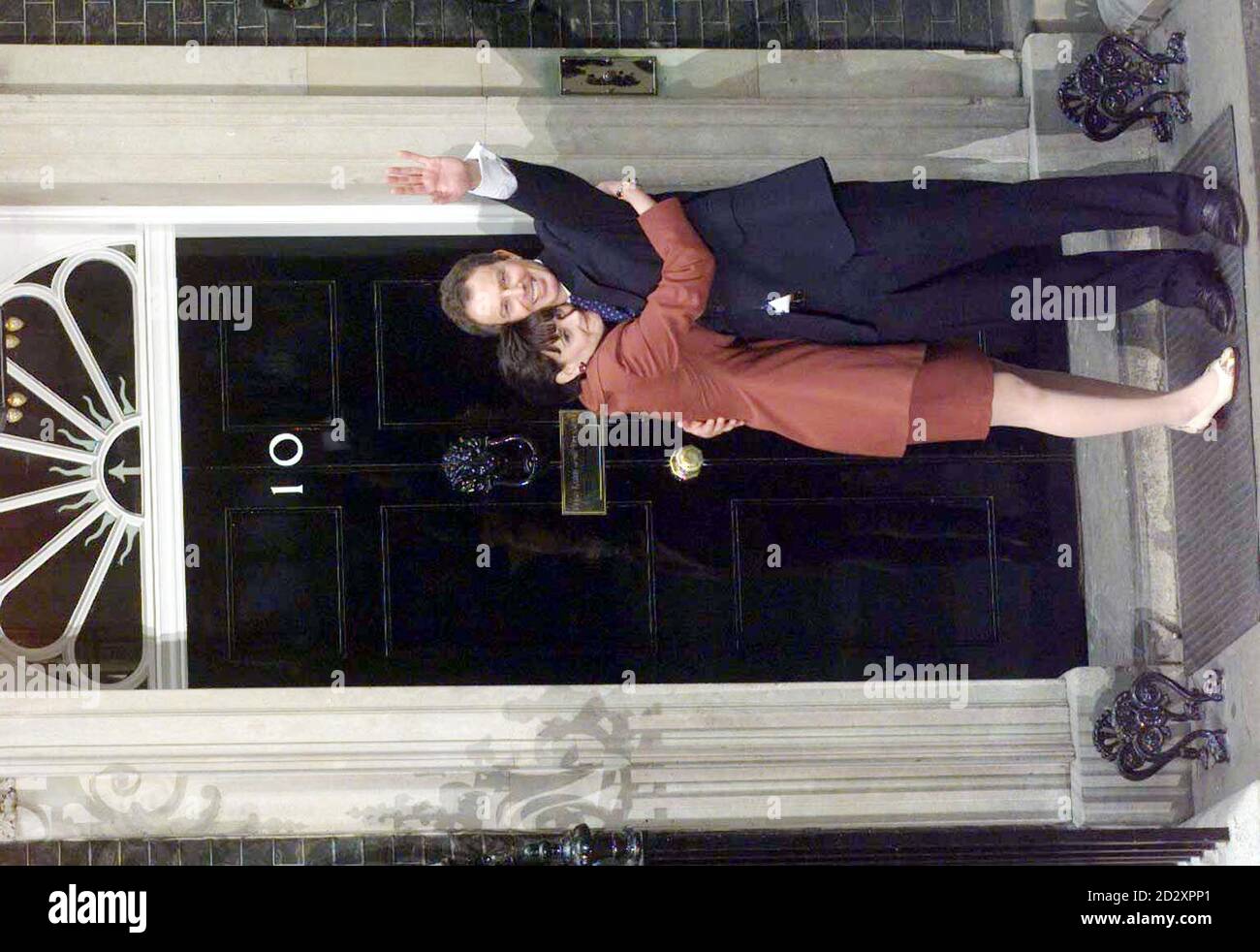 I nuovi inquilini, il primo ministro Tony Blair e sua moglie Cherie, arrivano oggi al n° 10 Downing Street (venerdì). Il New Labour Party di Blair ha vinto le elezioni generali con una vittoria schiacciante che ha schiacciato i conservatori dal potere. Foto Stock