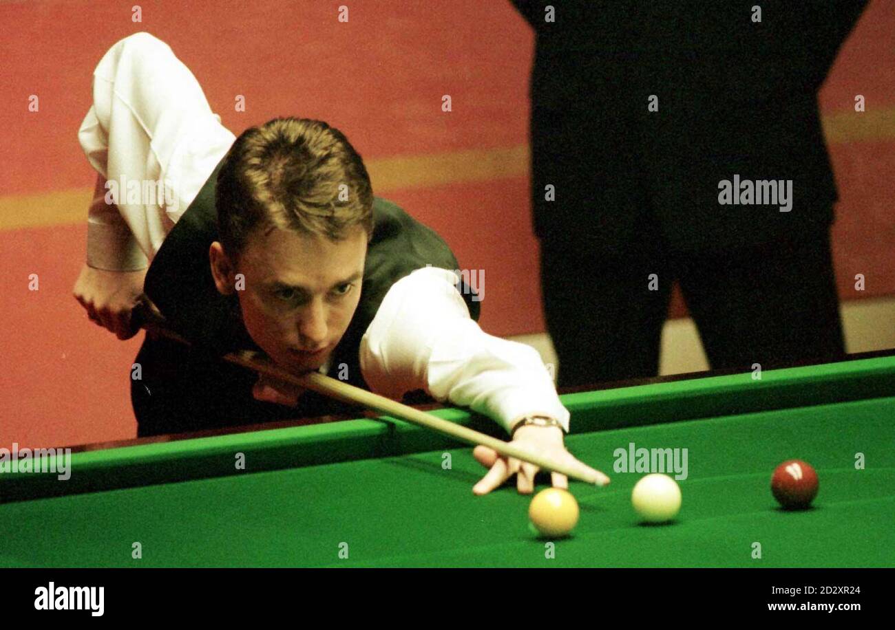 Ken Doherty irlandese durante la sua impressionante sfida del sei volte campione, Stephen Hendry, nel Campionato Mondiale di Embassy Professional al Crucible di Sheffield stasera (Lunedi). Doherty ha preso una comoda guida 11-5 nelle due sessioni finali di oggi e ha lasciato Hendry combattere per rimanere campione. Foto di Paul Barker/PA. Foto Stock