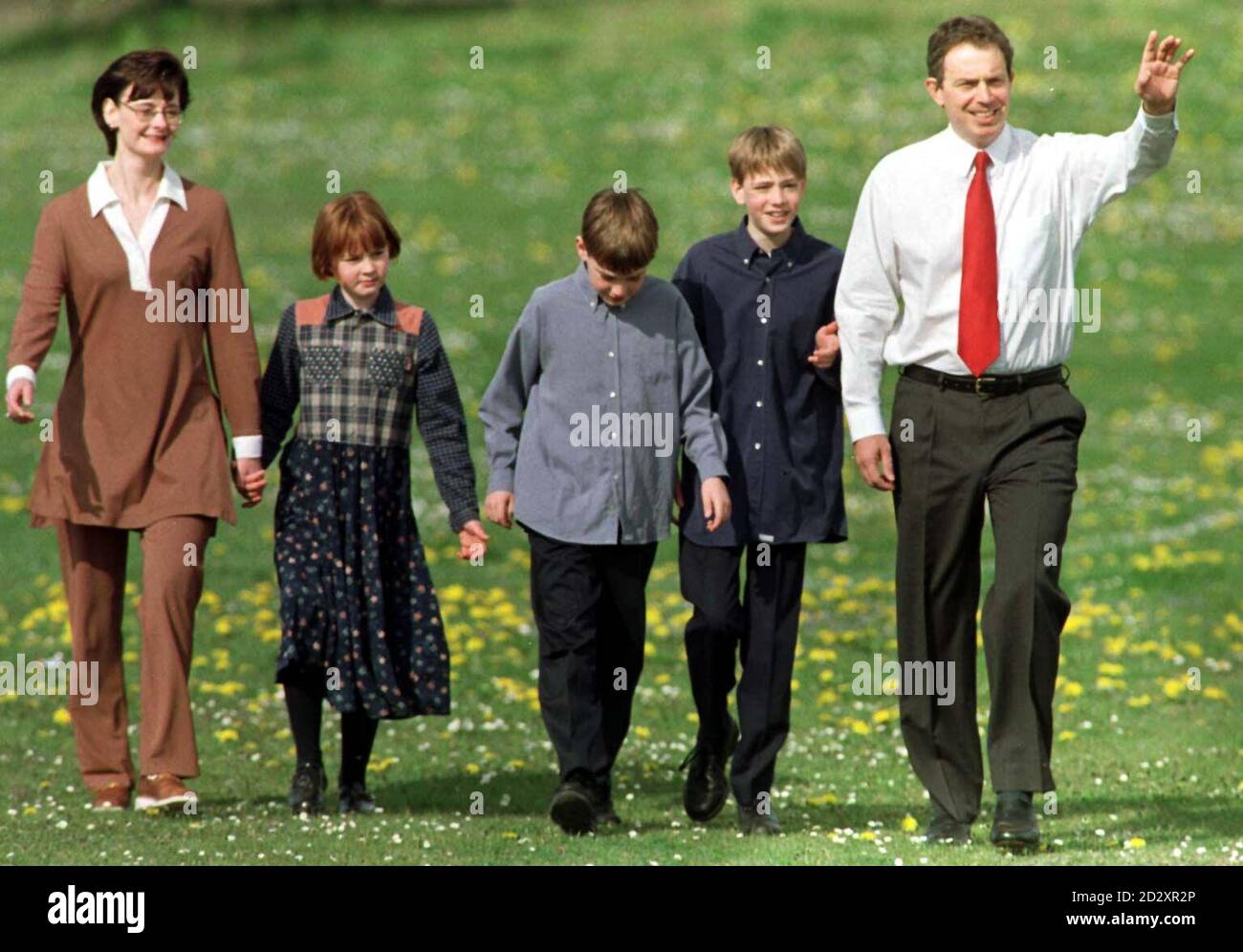 Il leader del lavoro Tony Blair cammina con sua moglie Cherie e i loro 3 figli (da l-r) Kathryn, Nicky e Euan a Trimdon Colliery sulla sua strada per porre il suo voto alle elezioni generali. Foto Stock