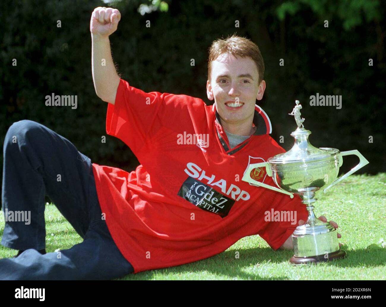 Il campione del mondo di New Snooker e il fan del Manchester United Ken Doherty festeggiano oggi allo Sheffield's Swallow Hotel dopo la vittoria di ieri sera (lunedì) nel Campionato del mondo di Ambasciate. Doherty, il primo giocatore della Repubblica d'Irlanda a conquistare il titolo, ha vinto con una vittoria del 18-12 oltre il cinque volte campione Stephen Hendry. Foto di Paul Barker/PA. VEDI la STORIA di PA Snooker Doherty. Foto Stock