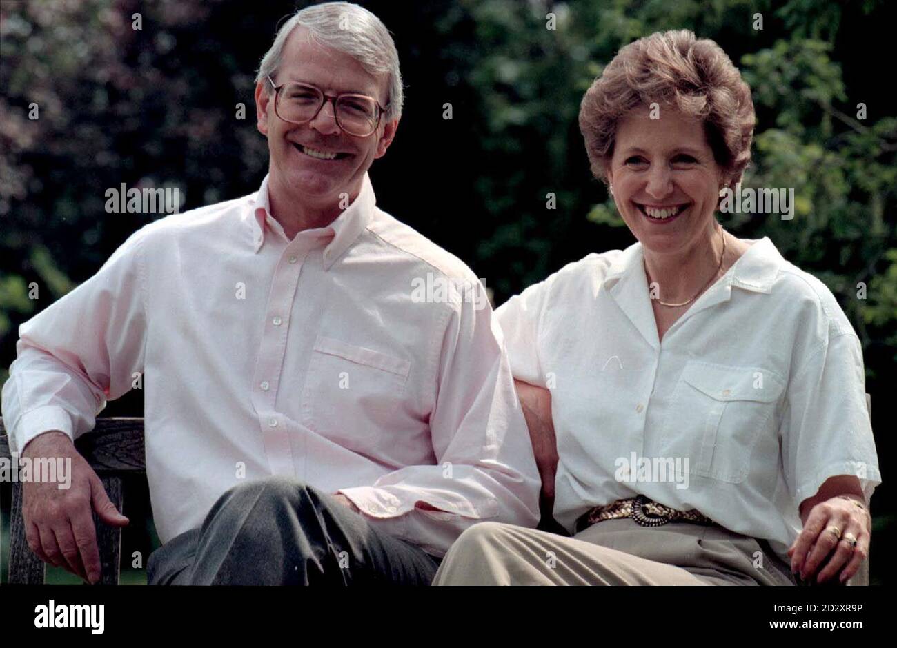 L'ex primo ministro John Major e la moglie norma si rilassano al sole al loro Huntingdon. * 28/9/02: Edwina Currie, che è stata impostata a suonare nel nuovo dramma televisivo Annie's Bar, a partire dal 1 febbraio su Channel 4, prodotto dalla ardente azienda di produzione del Principe Edoardo. L'ex primo ministro John Major e la sua collega conservatrice Edwina Currie hanno avuto un rapporto d'amore di quattro anni quando prestano servizio come ministri, ha detto oggi la signora Currie. La vicenda è iniziata nel 1984, quando il signor Major era una frusta del governo e la signora Currie una retrobena, ha detto nei suoi diari, che sono in fase di serializzazione sul giornale di Times. Foto Stock