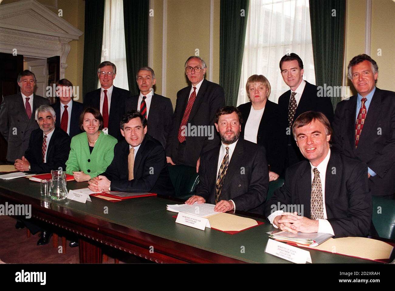 La prima riunione del sottocomitato del gabinetto EA (WW) (Welfare to Work), presso l'ufficio del gabinetto a Londra questa mattina (Weds). (l/r indietro) Paymaster General, Geoffrey Robinson, Ministro dell'interno di Stato, Alun Michael, Ministro dell'ambiente, Michael Meacher, Ministro dello Stato DSS, Frank Field, Segretario scozzese, Donald Dewar, Segretario dell'Irlanda del Nord, Marjorie Mowlam, Ministro senza portafoglio, Peter Mandelson, Sottosegretario di Stato parlamentare, Ufficio gallese, Peter Hain. (Fronte sinistro) Segretario generale del Tesoro, Alistair Darling, Segretario della sicurezza sociale, Harriet Harman, Cha Foto Stock
