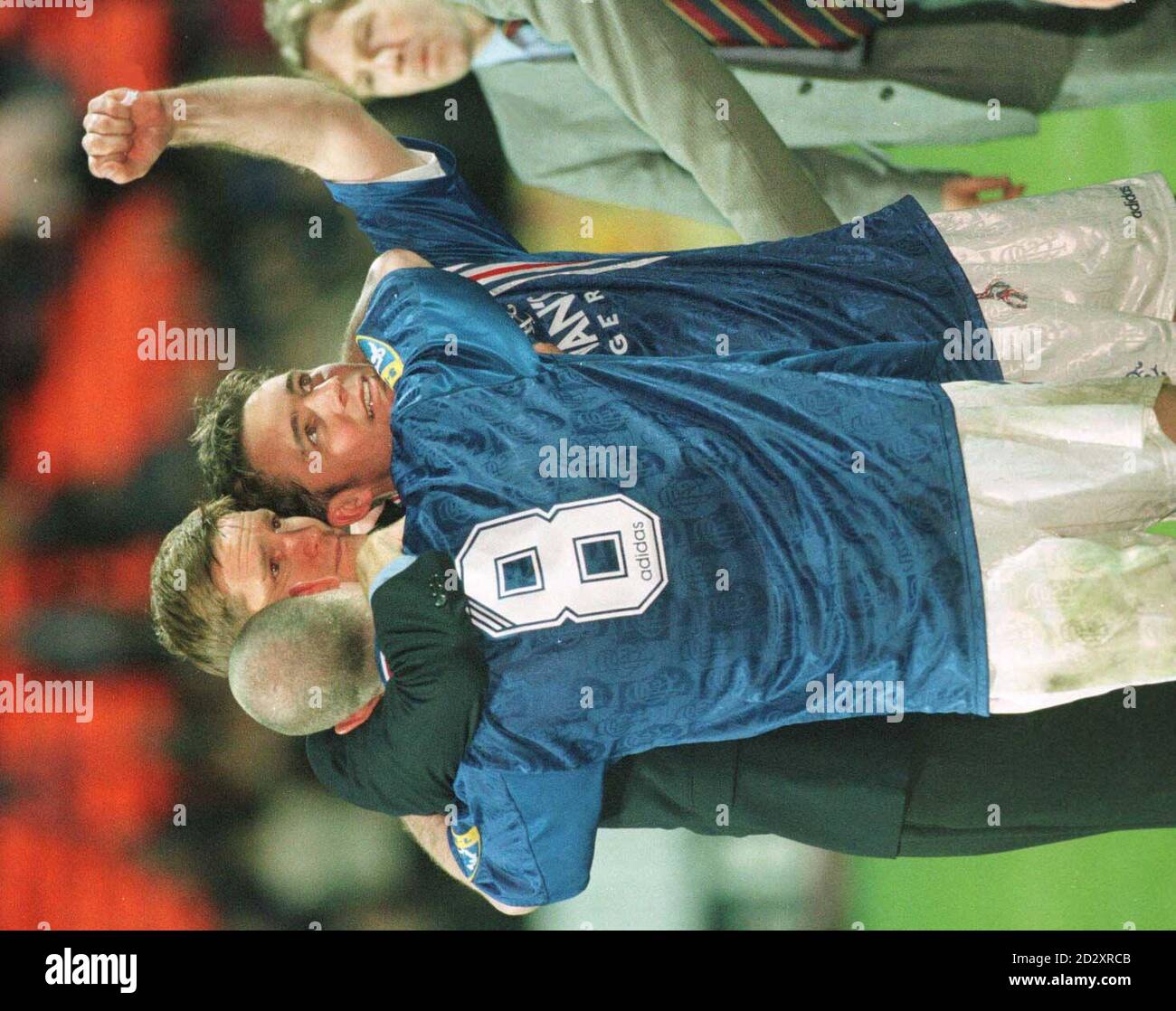 Il Capitano di Ranger Richard Gough festeggia con i compagni di squadra Ally McCoist (a destra) e Paul Gascoigne dopo aver vinto il campionato della Lega di Bell stasera (mercoledì). Foto di Chris Bacon/PA Foto Stock