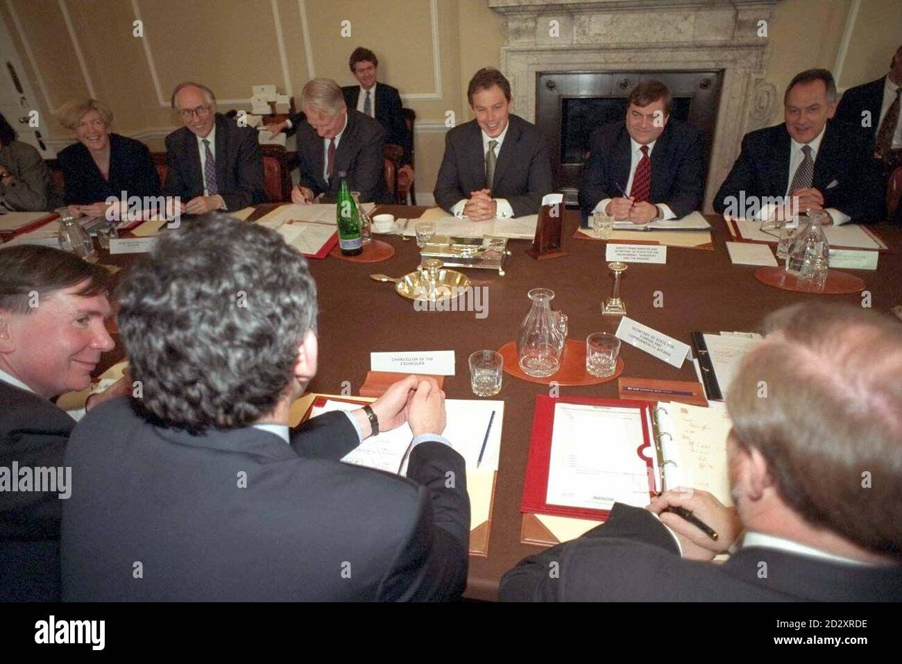 Il nuovo governo laburista tiene la sua prima riunione ufficiale del gabinetto a 10 Downing Street questa mattina (Giovedi). (L-R) Ann Taylor (leader della Camera dei Comuni), Donald Dewar (segretario scozzese), Sir Robin Butler (segretario di governo), Tony Blair (primo ministro), John Prescott (vice primo ministro/segretario per l'ambiente e i trasporti) e Jack Cunningham (segretario per l'agricoltura). Foto Stock