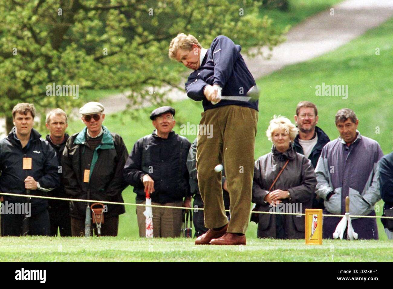 Colin Montgomerie gioca la terza fairway, durante la seconda giornata di gioco del Benson & Hedges International Open a Thame Oxfordshire oggi (Venerdì). Foto Tim Ockenden /PA Foto Stock