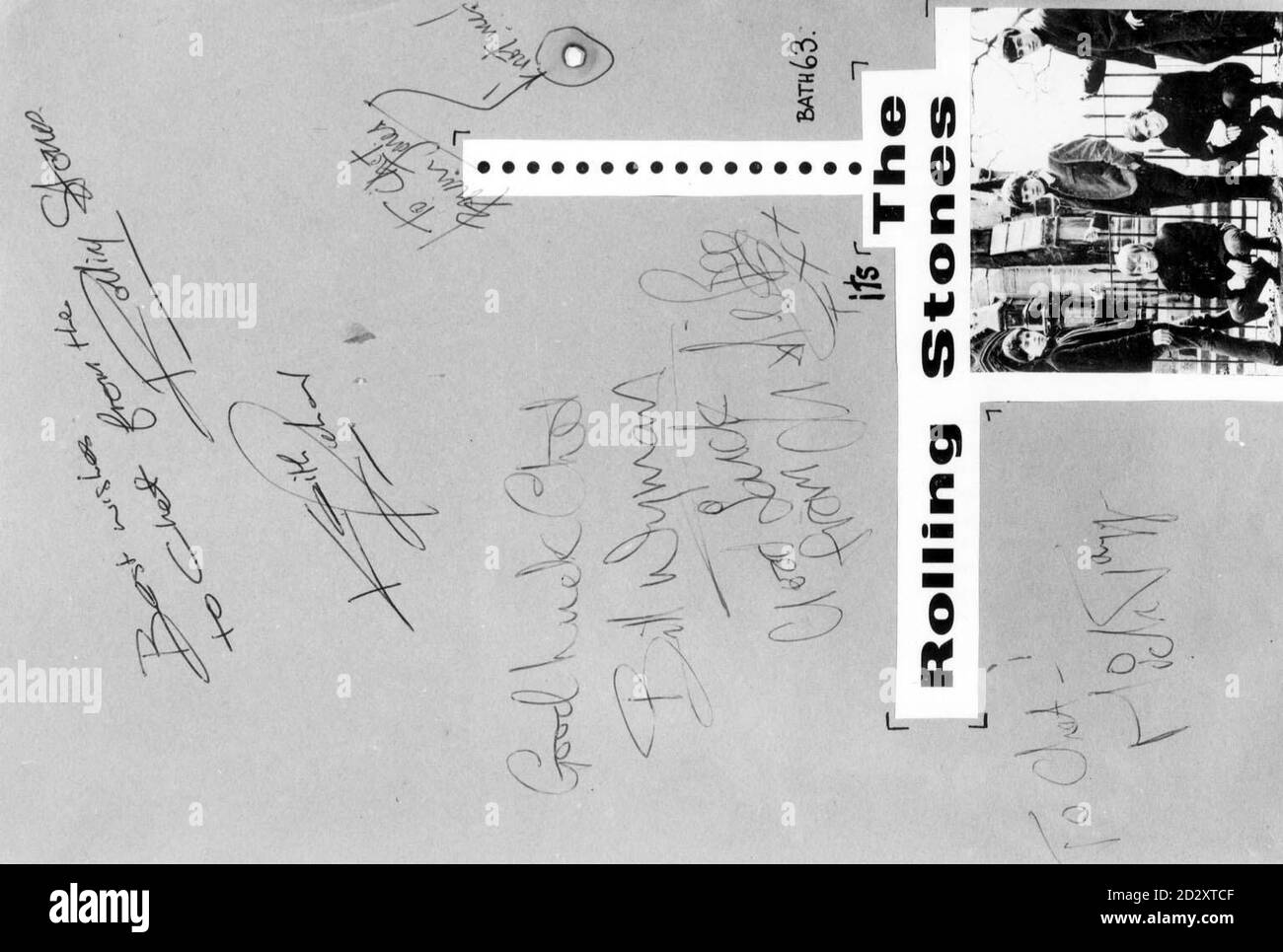 Una fotografia delle Rolling Stones alla base di una carta firmata, che fa parte di un affascinante record personale degli anni '60, da 'Chet e i Triumphs', formato dal cantante, John Coldrick (Chet). La collezione è composta da tre album e mezza dozzina di fotografie che saranno vendute da Phillips a Bath il 27 maggio 1997. Scopri i Beatles DELLA PA Story SALE. DISPONIBILE SOLO IN BIANCO E NERO. Foto Stock
