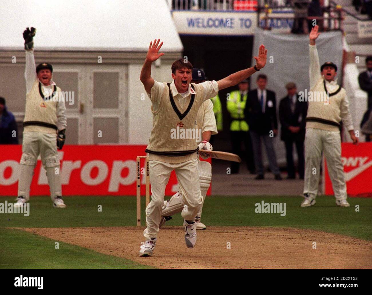 Glenn McGrath dell'Australia celebra dopo che ha piegato il lbw di Nick Knight dell'Inghilterra per 12, a Headeingley oggi (giovedì). Foto John Giles/PA. Vedi PA Story CRICKET Headingley. Foto Stock