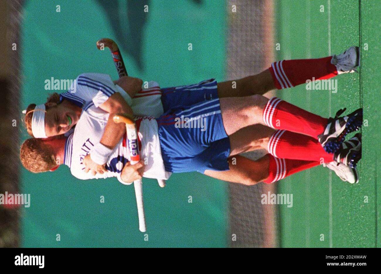 Calum Giles, di Portsmouth, si congratula con Simon Hazlitt, di Colchester, dopo aver segnato l'equalizzatore nella loro partita olimpica contro l'Olanda questa mattina (Martedì). Il team britannico si è ora impegnato giovedì in un incontro con la Malesia. Foto di John Giles/PA Foto Stock