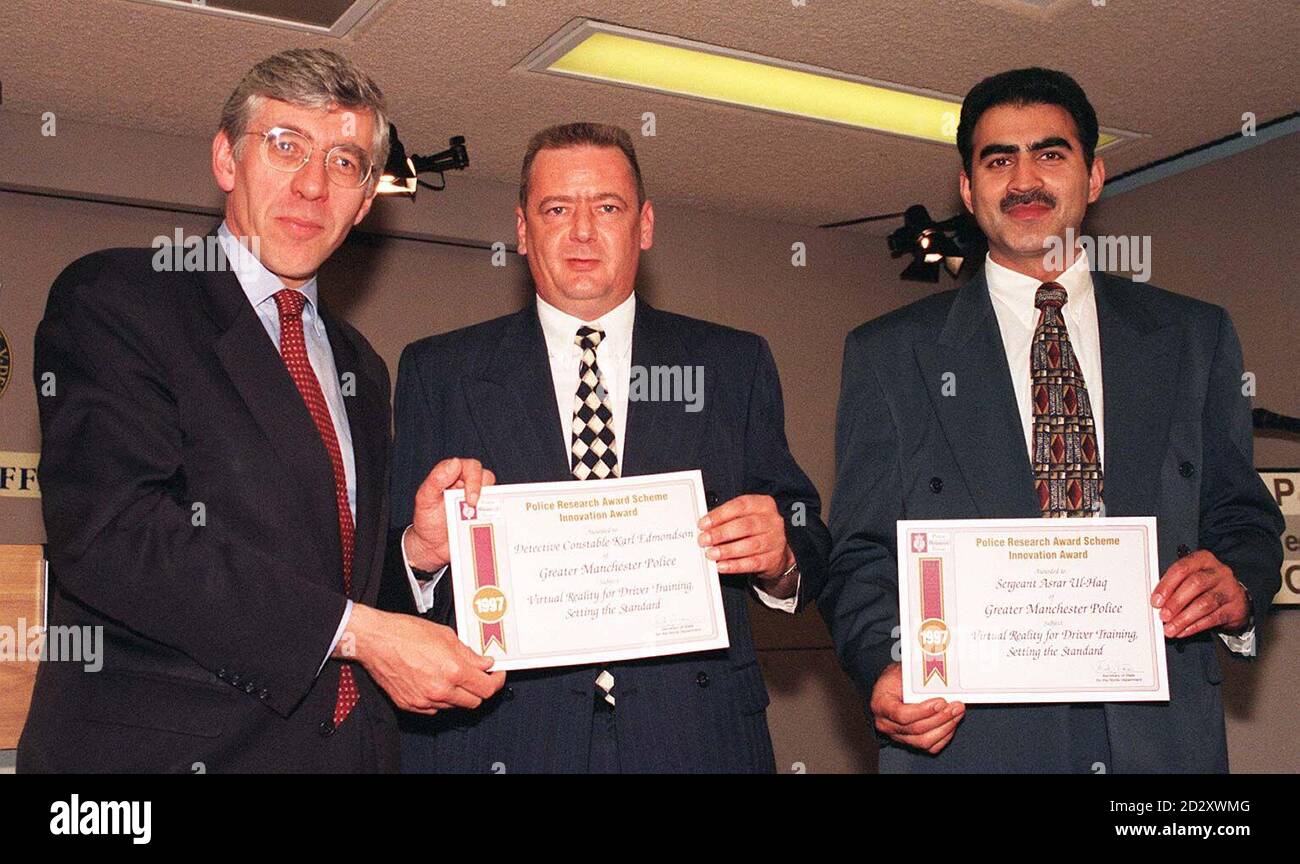 Il segretario di casa Jack Straw presenta il dottor Karl Edmonson (centro) e Sgt Asrar UL-Haq, della Greater Manchester Police, con un certificato per l'annuncio di oggi (Mer) di premi in denaro per finanziare quattordici progetti di ricerca volti a migliorare la polizia in Gran Bretagna. Vedi la storia della PA polizia CONTRO IL CRIMINE. Foto di Tony Harris./PA Foto Stock