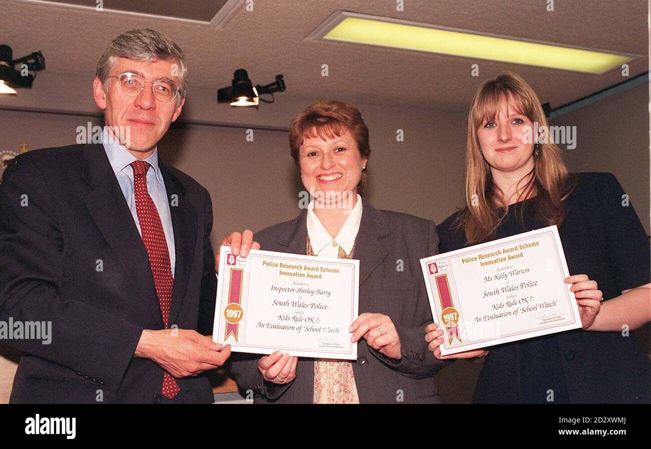 Il segretario di casa Jack Straw presenta l'ispettore Shirley Barry e la sig.ra Kelly Warton, della polizia del Galles del Sud, con certificati per segnare l'annuncio di oggi (Mer) di premi in denaro per finanziare quattordici progetti di ricerca volti a migliorare la polizia in Gran Bretagna. Vedi la storia della PA polizia CONTRO IL CRIMINE. Foto di Tony Harris./PA Foto Stock