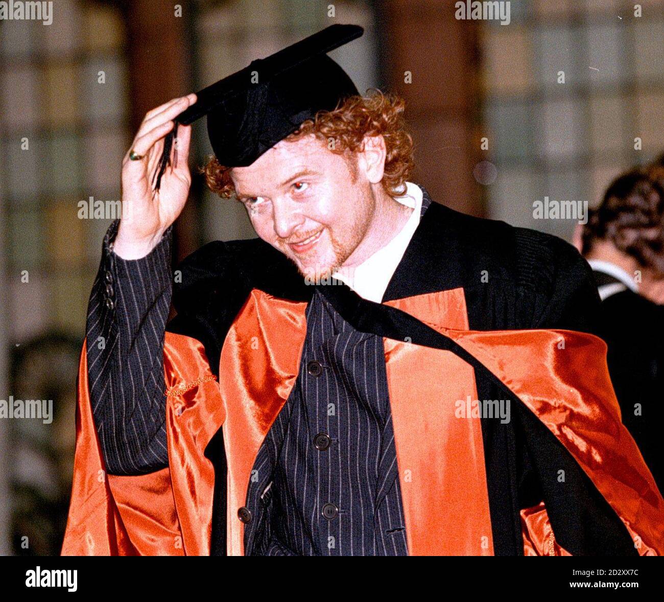 Semplicemente il cantante rosso Mick Hucknall, dopo aver conseguito una laurea onoraria presso l'University of Manchester Institute of Science and Technology , in una cerimonia tenutasi oggi nella Sala Grande dell'Università (Weds). PIC Dave Kendall. Vedi PA Story SHOWBIZ Hucknall. Foto Stock