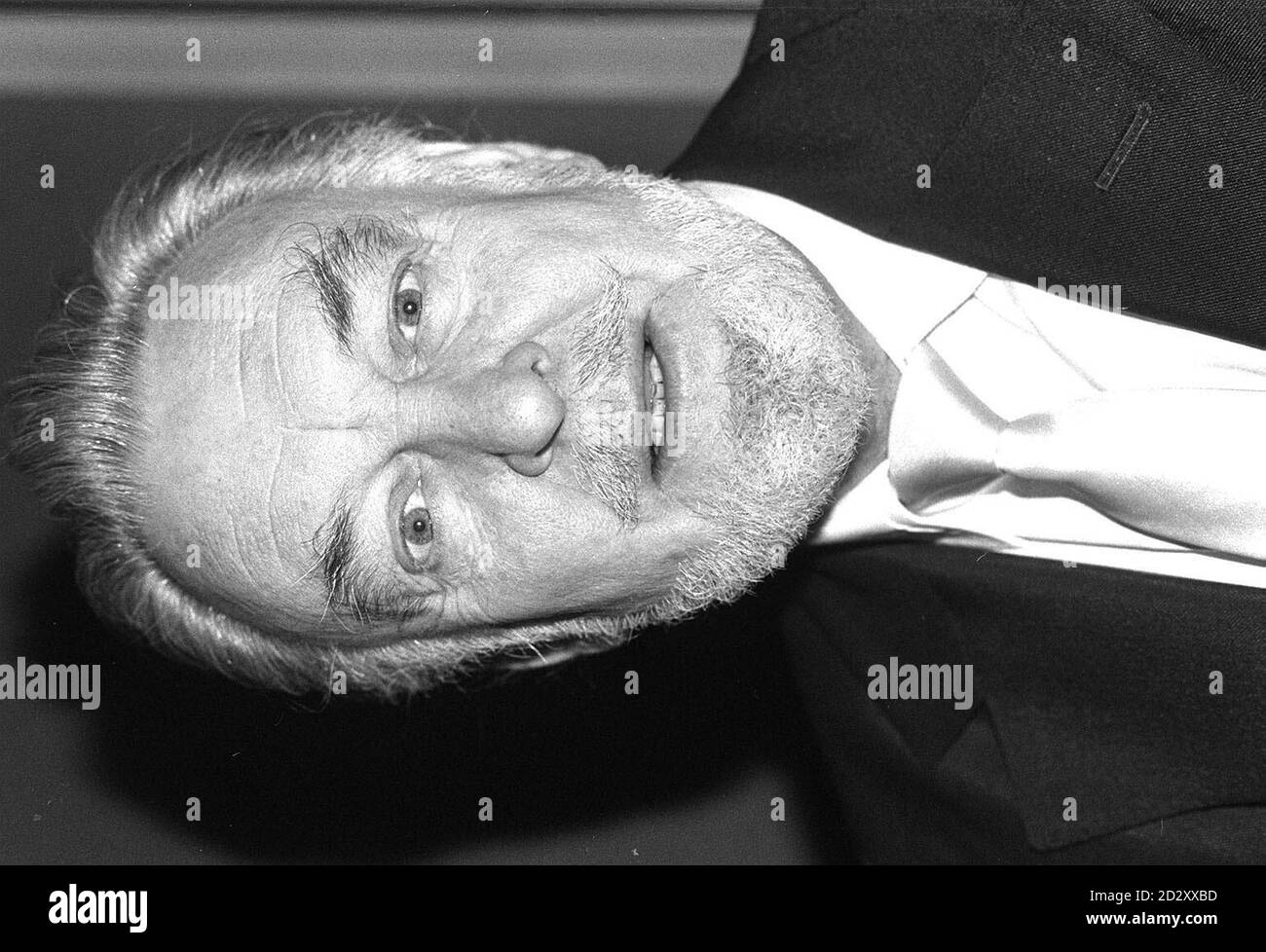 **embargo rigoroso. Questa foto, o le informazioni ad essa associate, non deve essere pubblicata prima del 0001 ora di Londra sabato 14 giugno. Si prega di vedere l'embargo completo in esecuzione sul servizio di testo.** file della biblioteca 231827-1 datato 10/5/1989 dell'attore britannico Donald Sinden che riceverà un Knighthood nella lista degli onori di compleanno di quest'anno. Guarda la storia di PA. Foto PA. Foto Stock