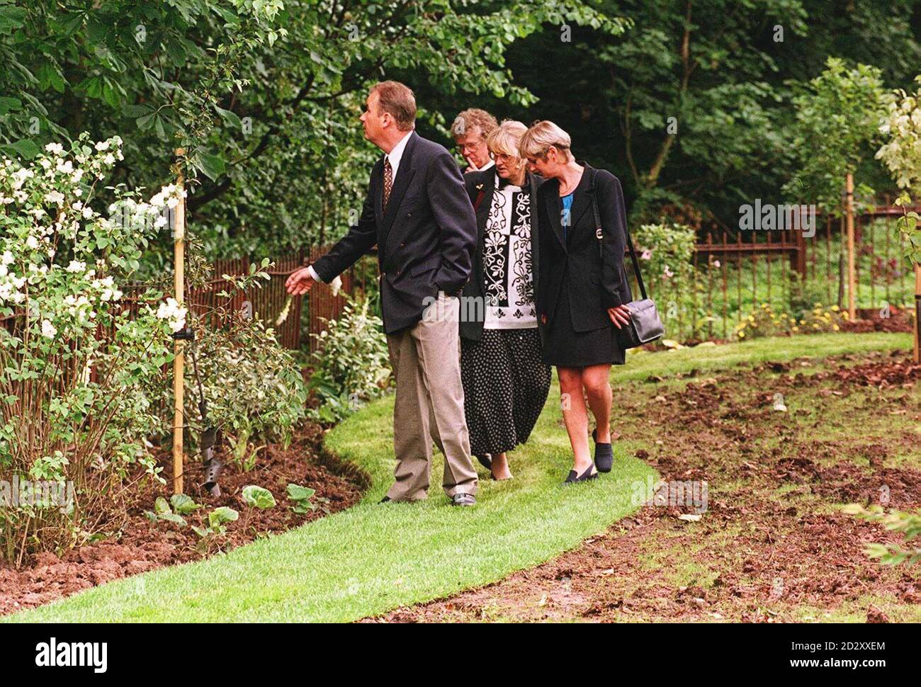 I genitori delle ragazze britanniche assassinate Caroline Dickinson e Joanna Parrish camminano attraverso il giardino commemorativo per assassinare lo studente francese Celine Figard, dedicato oggi alla chiesa di St. Andrews, Ombersley vicino a Worcester (lunedì). Vedi la storia della Pennsylvania MEMORIAL Celine. IMMAGINE DAVID JONES/PA Foto Stock