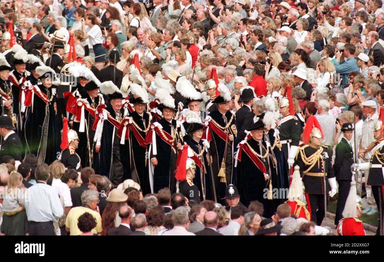 I Gatter Companions, tra cui la baronessa Thatcher e Sir Edward Heath, fanno la loro tradizionale passeggiata lenta lungo il quarto di miglio dagli appartamenti di stato alla St George's Chapel durante il giorno del Garter all'interno delle storiche merlature del Castello di Windsor oggi (Lunedi). WPA Rota immagine di Michael Stephens/PA. Foto Stock