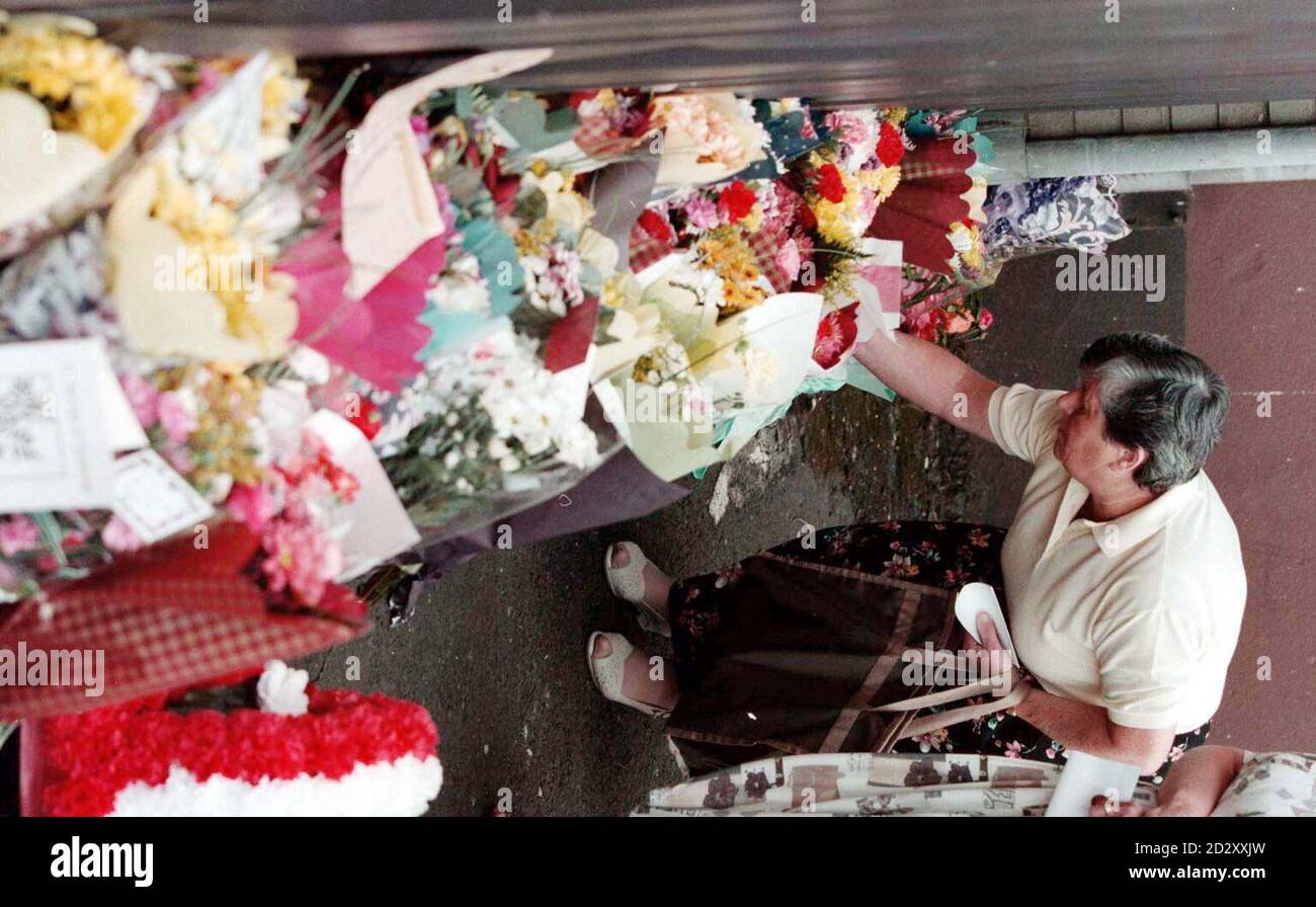 Una donna lascia un mazzo di fiori alla stazione di Lurgan RUC, Co. Armagh vicino alla scena del doppio assassinio di ieri (Lunedi) da parte dell'IRA . I poliziotti locali della RUC, Constable John Graham, 34 anni, e Constable David Andrew Johnston, 30 anni, entrambi sposati con bambini piccoli, sono stati uccisi mentre hanno pattugliato la loro battuta locale. Foto di Brian Little/PAPicture di Brian Little/PA Foto Stock