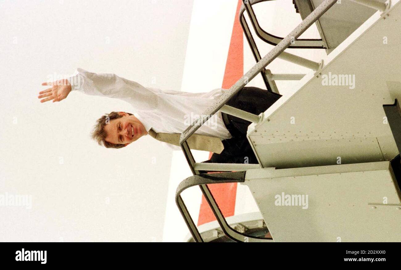Il primo Ministro Tony Blair salma oggi a Heathrow (venerdì) a Denver, in occasione di una riunione al vertice. Foto di Tim Ockenden/PA. Foto Stock