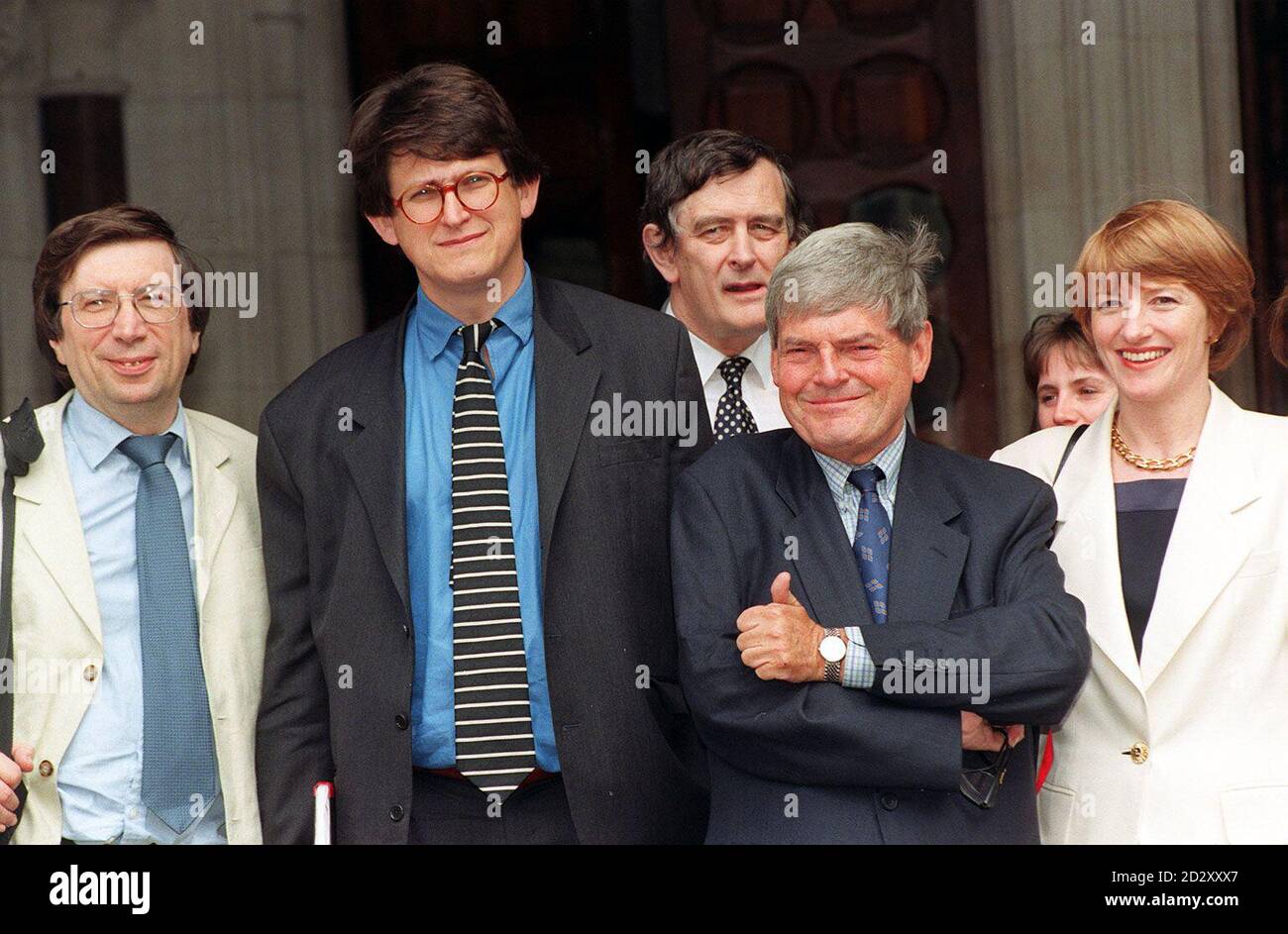 Il redattore Guardian, Alan Ruscridger (seconda a sinistra) ed ex redattore Guardian, Peter Preston, (terza a sinistra) con la loro squadra jubliant fuori dalla corte di Hight a Londra oggi (venerdì) dopo l'azione di libello di Jonathan Aitken sopra le loro accuse nell'aprile 1995 che era finanziariamente dipendente dai sauditi crollarono questa mattina. Il signor Aitken si trova di fronte a un'umiliazione pubblica dopo aver preso la drammatica decisione di interrompere la sua azione di diffamazione di fronte alle prove dell'ultimo minuto che egli aveva mentito alla High Court. Vedi le storie della PA sotto COURTS Aitken. Foto di Stefan Rousseau/PA. Foto Stock