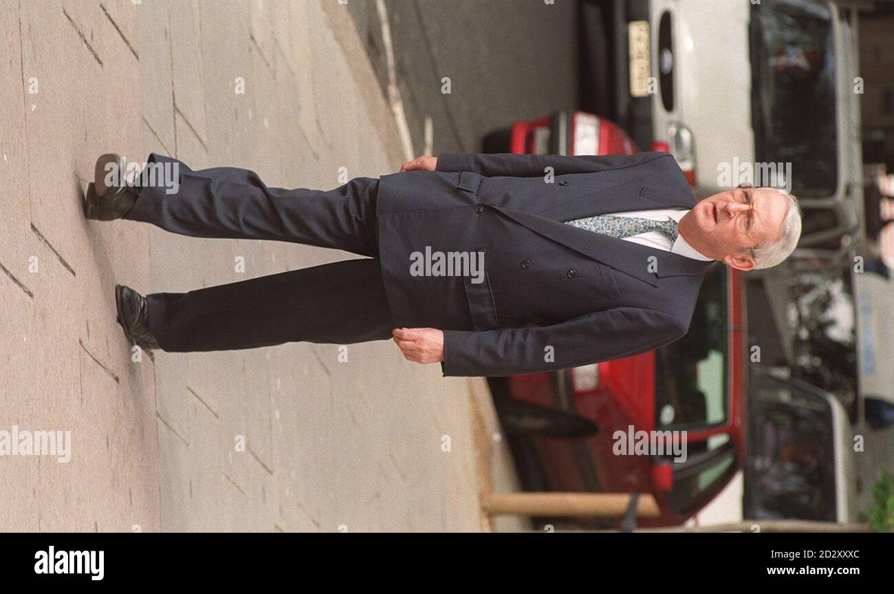 George Carman QC, che ha agito per la Guardian e la TV di Granada nell'azione di Jonathan Aitken sulla loro denuncia nell'aprile 1995 che era finanziariamente dipendente dal Saudis lascia la High Court a Londra questa mattina (venerdì) dopo il crollo del processo di oggi. Aitken si è trovato di fronte a un'umiliazione pubblica quando ha preso la drammatica decisione di interrompere la sua azione di diffamazione di fronte alle prove dell'ultimo minuto che aveva mentito all'alta Corte. Scopri le storie di PA sotto COURTS Aitken. Foto di Stefan Rousseau/PA. Foto Stock