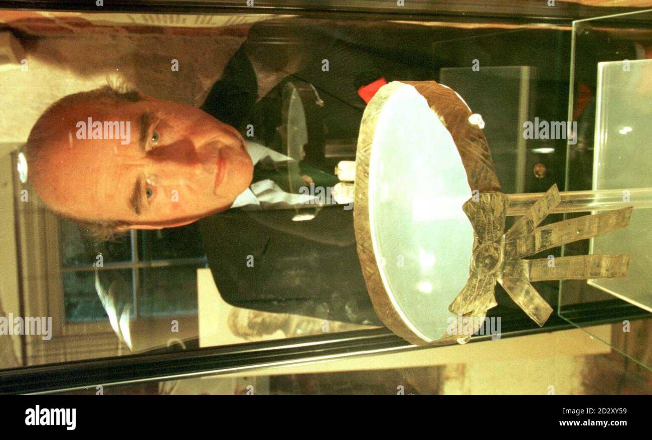 Una corona reale egiziana di 4000 anni in Argento, scoperta recentemente in una collezione privata inglese dimenticata, è stata esposta oggi (martedì) da Lord Carnarvon (nella foto) al Castello di Highclere. Foto Tim Ockenden/PA. Foto scattata in classe Foto Stock