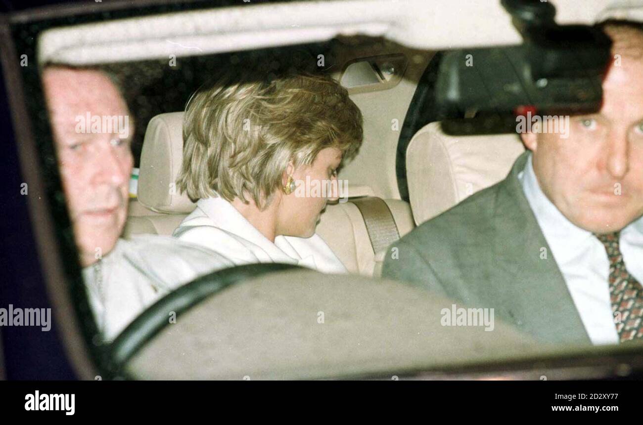 Diana, Principessa del Galles si allontana dai fotografi in attesa mentre è allontanata dall'aeroporto di Heathrow dove è arrivata da New York presto questa mattina (mercoledì). Era stata a New York per un'anteprima privata di una collezione dei suoi abiti che saranno messi all'asta a Christie's nella città degli Stati Uniti più tardi oggi. Foto Tim Ockenden/ PA Foto Stock