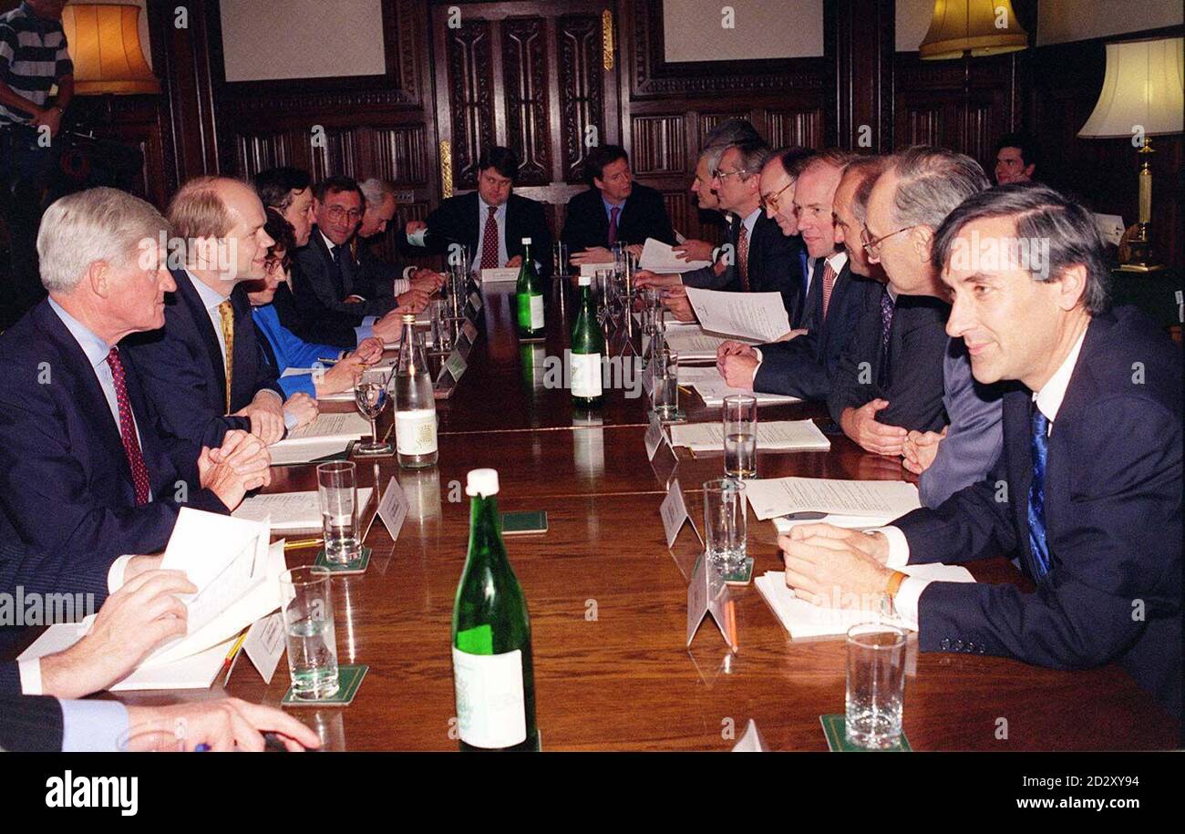 Il Gabinetto Shadow si incontra oggi presso l'ufficio del leader Tory William Hague nella Camera dei Comuni (sposi). (l/r in senso orario) Lord Parkinson, William Hague, Gillian Shephard, Lord Cranborne, David Curry, Iain Duncan-Smith, Lord Strathclyde, James Arbuthnot, John Maples, David Heathcoat-Amory, Sir Norman Fowler, Michael Howard, Peter Lilley, Brian Mathinney, Sir George Young e John Redwood. Foto di Sam Pearce. Vedi PA Storia POLITICA Tory. FOTO DELLA PISCINA. Foto Stock