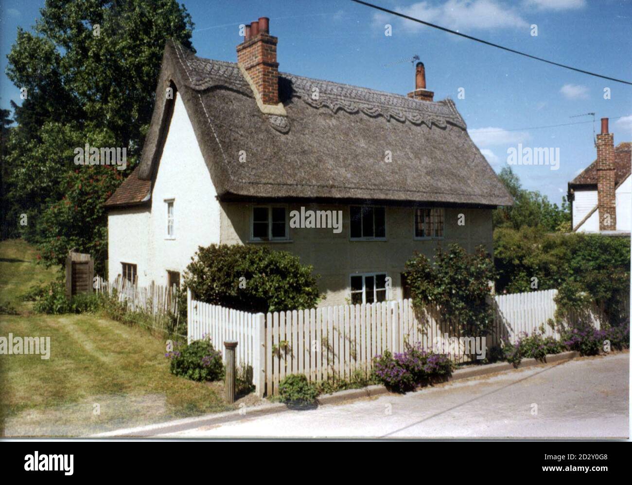 Il cottage di campagna del 17 ° secolo in Hertfordshire dove l'autore George Orwell scrisse alcune delle sue opere più conosciute. Il cottage a tre camere da letto, a Wallington vicino Baldock, è stato affittato da Orwell dal 1936 al 1947. Il cottage è ora sul mercato sotto agenti immobiliari, Bryan Bishop e Partners, con offerte invitate nella regione di 195,000. *18/06/04: Gli acquirenti di case urbane apprezzano le caratteristiche rurali di un giardino, parchi e strade alberate sopra la vicinanza a bar e ristoranti alla moda, ricerche rivelate. Più di un terzo della gente (37%) sogno di comprare un cottage di paese piuttosto che un cit di lusso Foto Stock