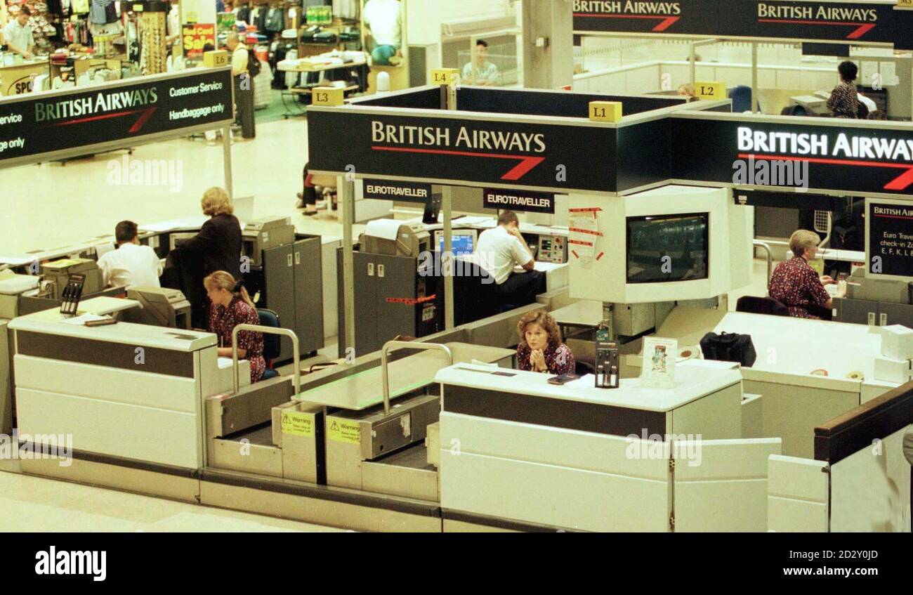 BA il personale addetto al check-in attende i passeggeri al Terminal 1 di Heathrow, poiché uno sciopero di tre giorni da parte dell'equipaggio di cabina di British Airways è iniziato oggi (mercoledì), con la compagnia aerea costretta a cancellare quasi il 70% dei suoi voli dall'aeroporto. Vedere PA storia INDUSTRIA BA. Foto Tim Ockenden /PA Foto Stock