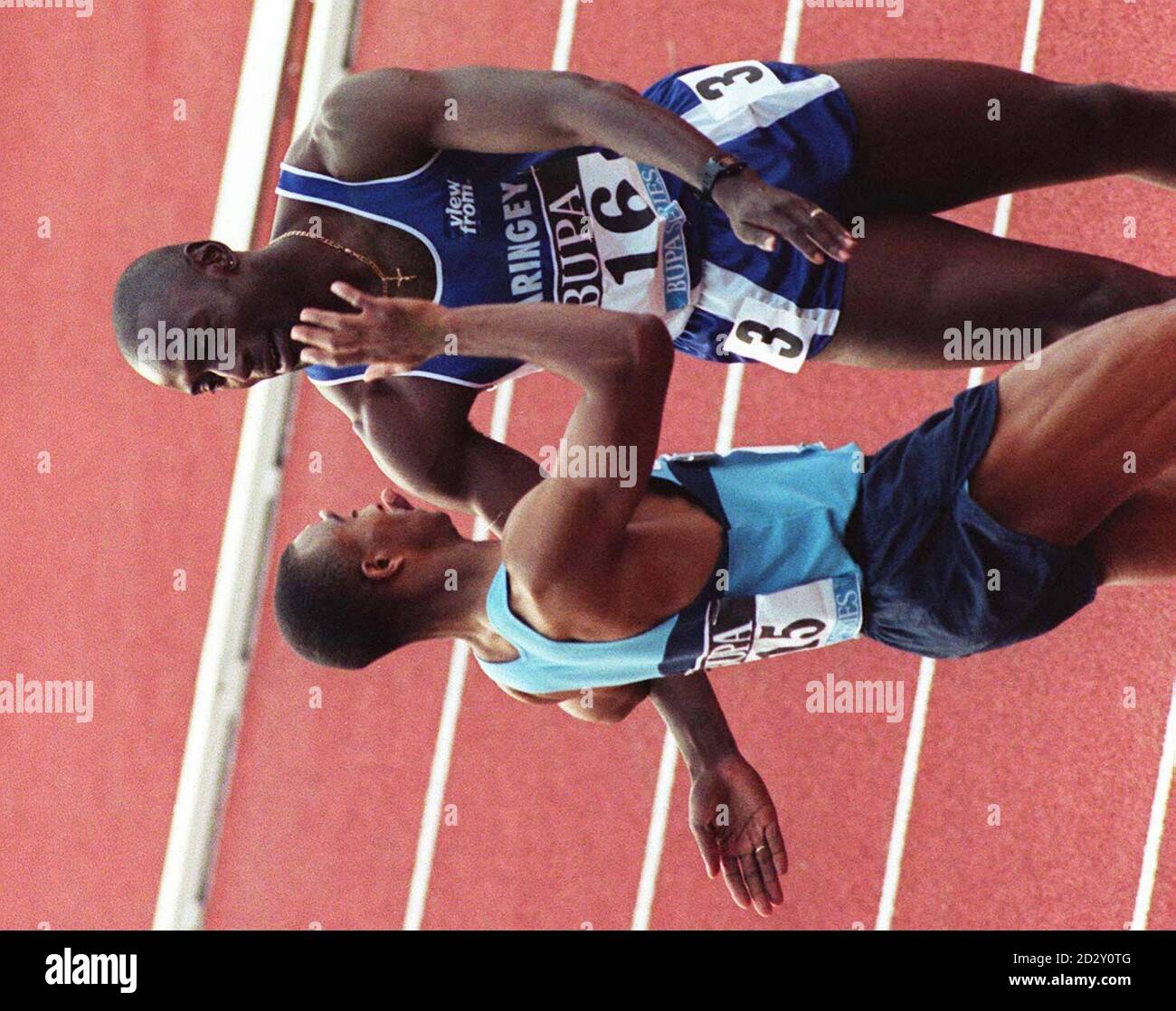 Vincitore infine, Tony Jarrett (a destra) si congratula con Colin Jackson dopo che Jarrett ha sconfitto Jackson per vincere i 110m Hurdles per gli uomini nel BUPA British Championships a Birmingham stanotte.Photo John Giles.PA. Foto Stock