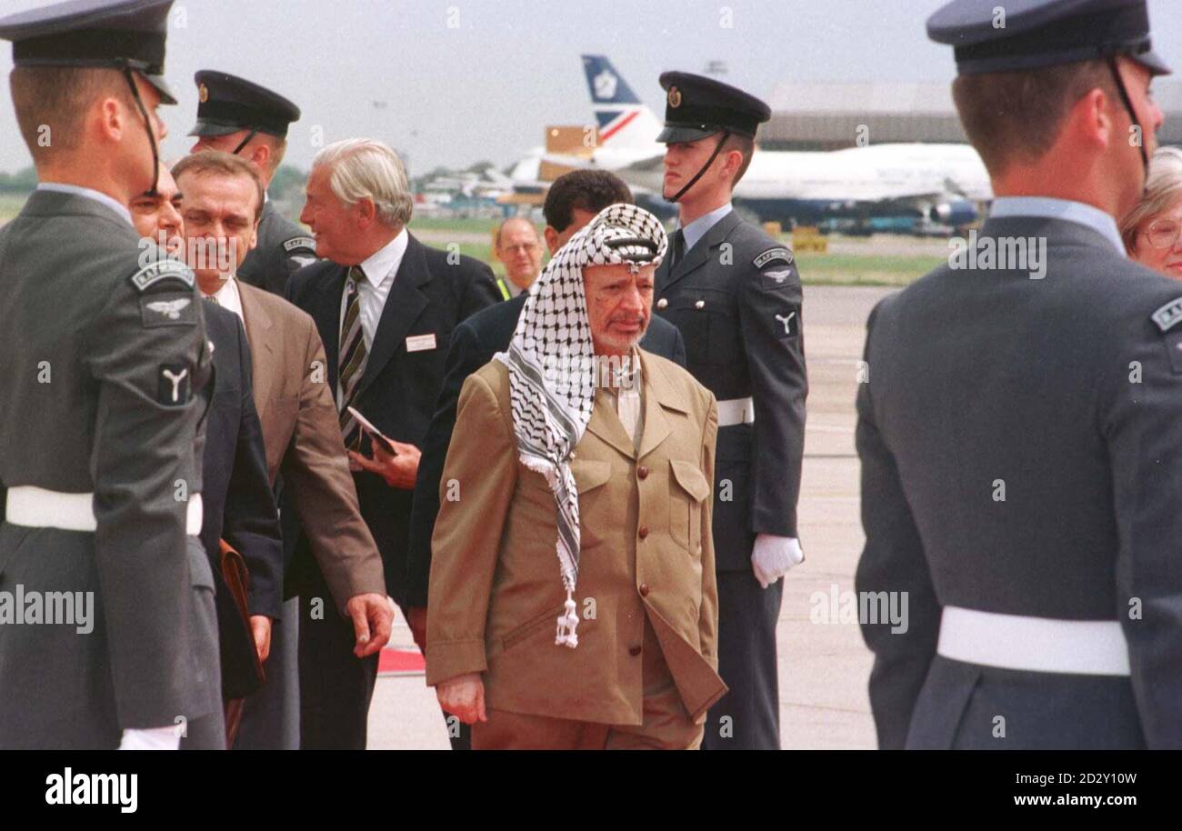 Il presidente palestinese Yasser Arafat è incontrato da una guardia d'onore RAF al suo arrivo a Heathrow oggi (lunedì). Foto di Tim Ockenden/PA Foto Stock