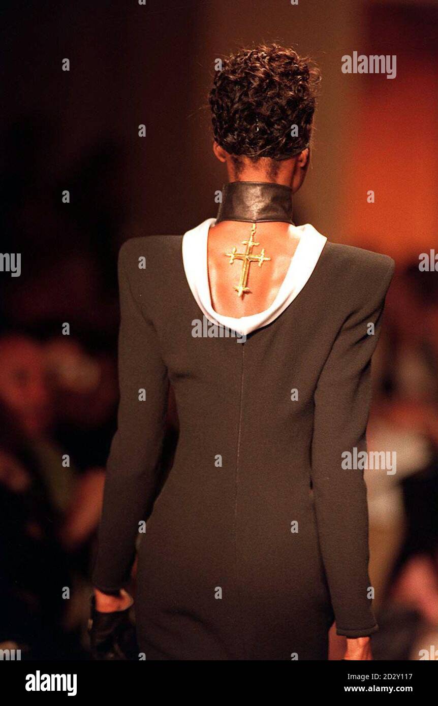 PA NEWS PHOTO : 6/7/96 : NAOMI CAMPBELL PRESENTA UN VESTITO DELLA COLLEZIONE AUTUNNO/INVERNO VERSACE 1997/1998 A PARIGI. Foto Stock