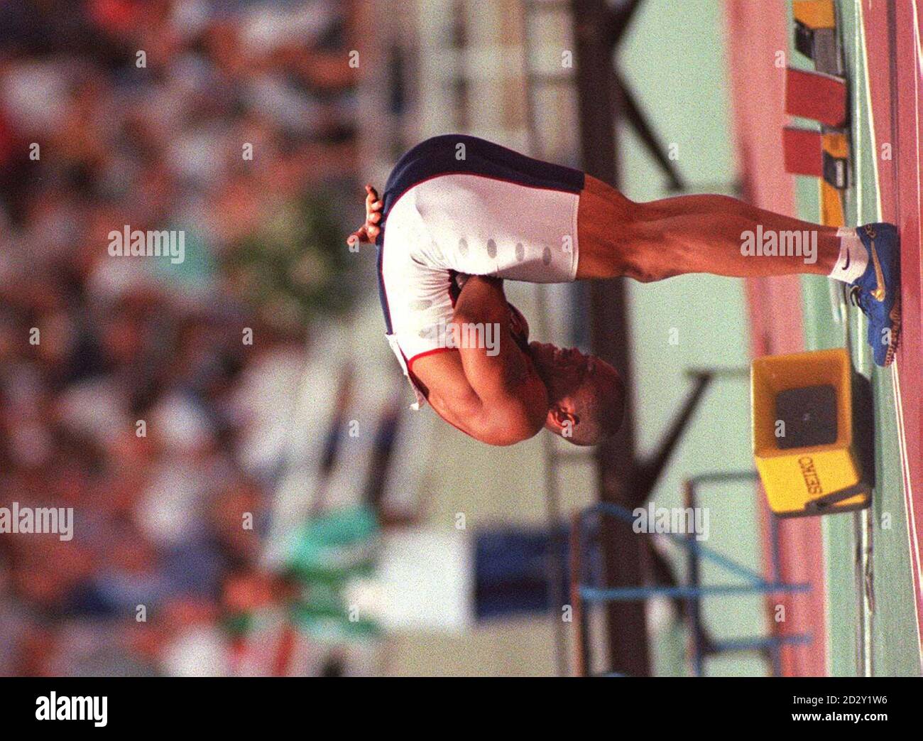 Maurice Greene degli Stati Uniti prende un arco dopo la vittoria nel Mens 100m ai Campionati del mondo di Atene stasera (Domenica). Foto di John Giles/PA Foto Stock