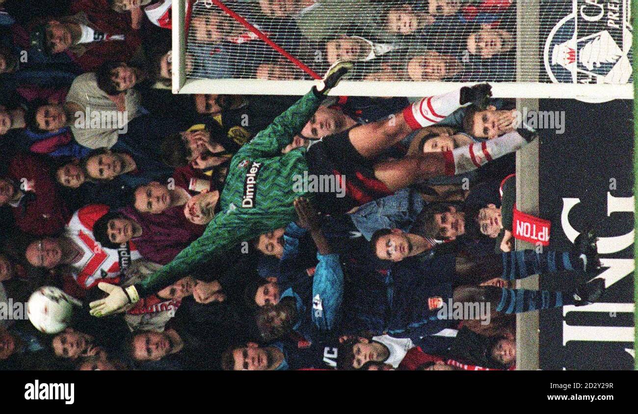 Biblioteca fiekr 260022-21 datato 19.11.94 del portiere di Southampton Bruce Grobbelaar mentre fa scorrere la palla via alla sicurezza da Kevin Campbell dell'Arsenal durante la loro partita della Premier League al Dell. Il signor Grobbelaar è stato oggi (venerdì) autorizzato da tutte le accuse nel processo di fissazione della partita a Winchester Crown Court. Vedi PA Story COURTS Grobbelaar Foto Stock