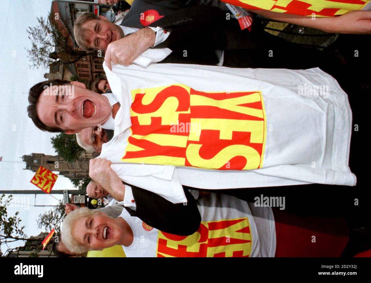 Il ministro del lavoro senza portafoglio Peter Mandelson, che si batte per il voto "Sì" a Rutherglen, nei pressi di Glasgow, prima del referendum sulla devoluzione in Scozia. Mandelson si dimise dal governo per una controversia sui prestiti del 373,000 (23/12/98). * Peter Mandelson si dimise dal governo come segretario per il commercio e l'industria sul prestito domestico del 373,000 ha accettato dal generale del Paymaster Geoffrey Robinson. Robinson si dimise sulla vicenda allo stesso tempo. 23/07/04: Il primo Ministro Tony Blair ha nominato Peter Mandelson come prossimo Commissario europeo della Gran Bretagna. Un portavoce n. 10 ha detto Blair spok Foto Stock