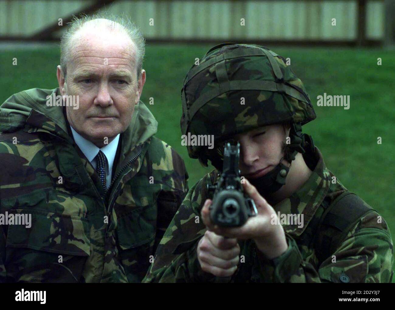 Il Ministro delle forze armate John Reid parla con Alison Mathers, 19, da Karluke, Scozia, durante la sua visita al campo di addestramento dell'Esercito Pirbright a Surrey oggi (Mercoledì). Il sig. Reid ha visitato il campo per svelare un nuovo regime di reclutamento . Foto di Adam Butler/PA*ed*. Vedere la storia di PA RECRUITMENT DIFESA. Foto Stock