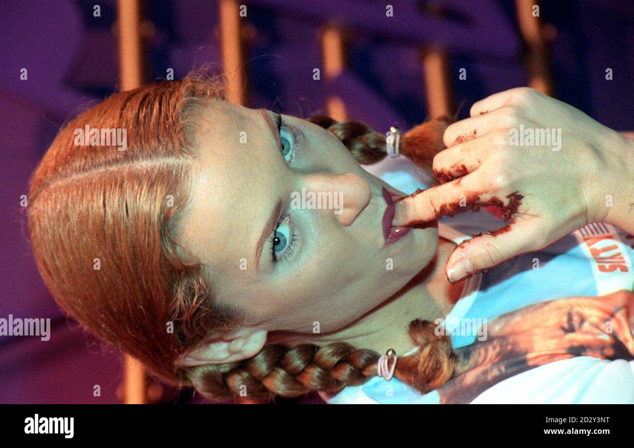 File datato 12.3.97 della pop star Gina G, che è stato affrettato in ospedale dopo essersi ammalato a bordo di un aereo imballato. La cantante è crollata al suo posto durante un volo di un'ora la scorsa notte (Thurs) da Heathrow a Glasgow. Foto di Tony Harris/PA Foto Stock