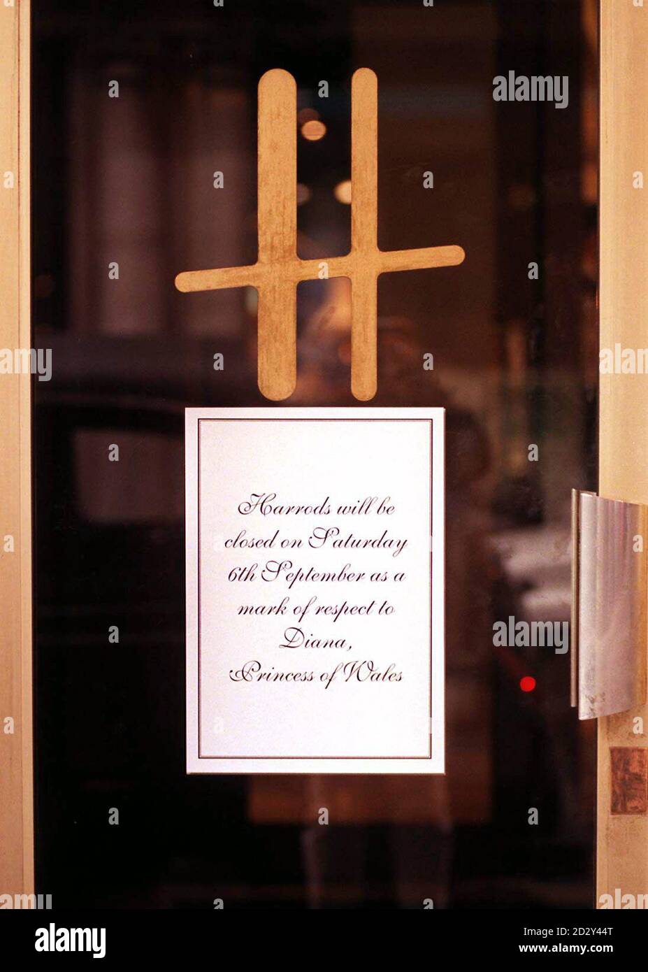 Un cartello pubblicato oggi sulle porte di Harrods (Mercoledì) informa i clienti che il negozio sarà chiuso questo Sabato (6 settembre) come segno di rispetto a Diana, principessa del Galles, i cui funerali si svolgono presso l'Abbazia di Westminster il Sabato mattina. La principessa è stata uccisa insieme al suo amico Dodi Fayed, figlio del miliardario Harrods Mohamed al Fayed, in un incidente automobilistico a Parigi durante le prime ore di domenica (agosto 31). Foto Stock