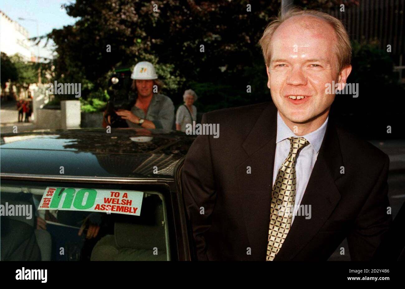 Il leader dell'opposizione William Hague durante la sua visita in Galles entra nella sua auto con un No No Vote per il Galles dopo il suo tour del TBI Hotel Development Site a Cardiff. Vedere PA Storia politica Hague. Foto di Tim Ockenden /PA Foto Stock