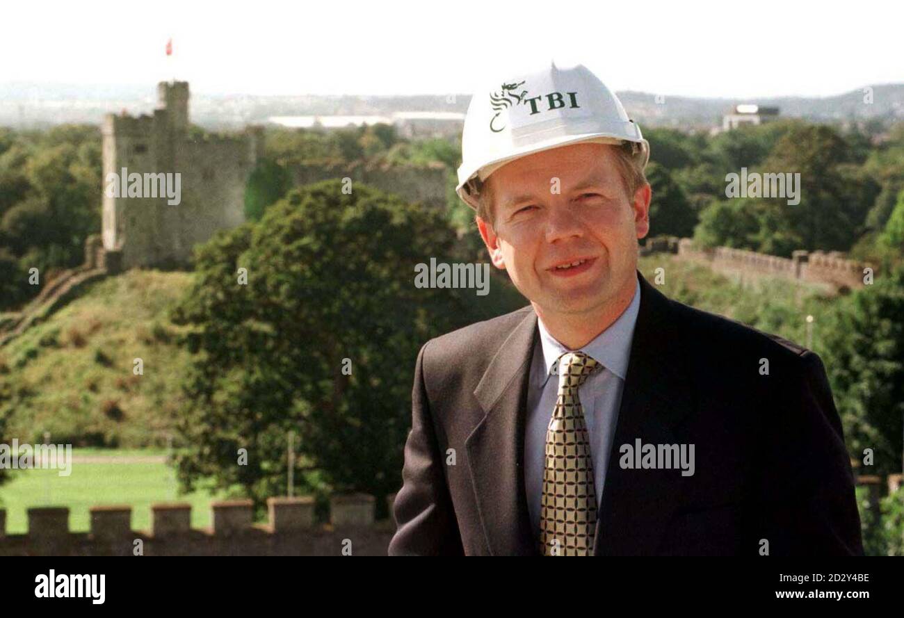Il leader del partito conservatore William Hague parla con i giornalisti in cima al sito di sviluppo degli hotel TBI, che guarda al Castello di Cardiff questo pomeriggio (lunedì). L'Aia è in visita in Galles. Vedere PA Storia POLITICA Hague. Foto di Tim Ockenden /PA Foto Stock