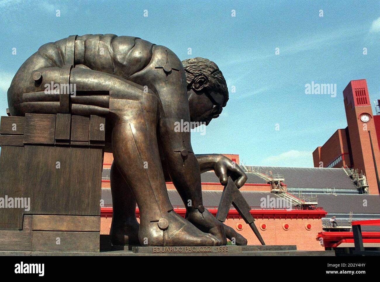 Cherie Booth QC, moglie del primo ministro Tony Blair ha svelato la statua in bronzo di Isaac Newton per scultura Sir Eduardo Paolozzi che si trova fuori dalla British Library oggi (Mercoledì). Foto di ben Curtis/PA. Foto Stock
