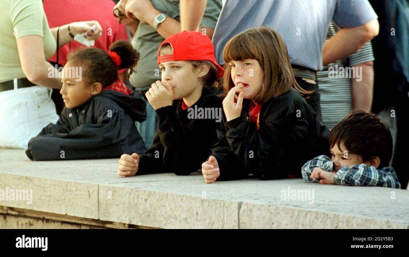 I bambini del Great Ormond St. Hospital guardano attraverso il passaggio di Pont de l'Alma a Parigi dove Diana, Principessa di Galles e la sua compagna Dodi Fayed sono stati uccisi in un incidente ad alta velocità il 31 agosto, tre settimane fa. Più di 100 giovani di Great Ormond Street e di altri ospedali londinesi sono arrivati per gentile concessione dei cabbies londinesi in una flotta di 66 taxi neri che hanno fatto una deviazione nella capitale francese dopo la loro visita annuale a Disneyland per illuminare la vita dei bambini malati e sofferenti. Vedere PA Storia DIANA Bambini. Foto di Tim Ockenden/PA Foto Stock