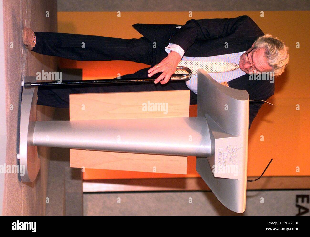 Presidente della Società volontaria di eutanasia, Sir Ludovic Kennedy, Si parte dal palco della conferenza del Partito Liberale Democratico a Eastbourne oggi (giovedì) dopo aver pronunciato un discorso che incoraggia l’istituzione di una Royal Commision per esaminare la legalizzazione delle uccisioni di misericordia per coloro che vogliono essere aiutati a morire. Vedi PA storia LIBDEM Euthanasia. Foto di Adam Butler/PA/EDI Foto Stock