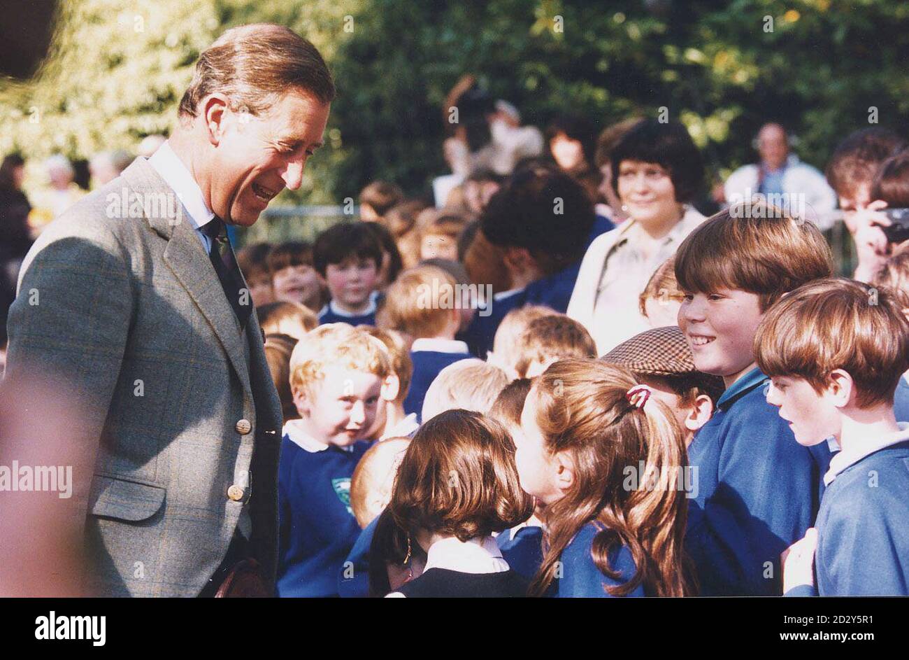 Il Principe del Galles si ferma a parlare con i bambini della scuola elementare di Stanley, vicino Perth, oggi (Giovedi), durante la sua visita allo Stanley Mills, che è in fase di restauro da parte del Phoenix Trust. Rota pic/PA Foto Stock