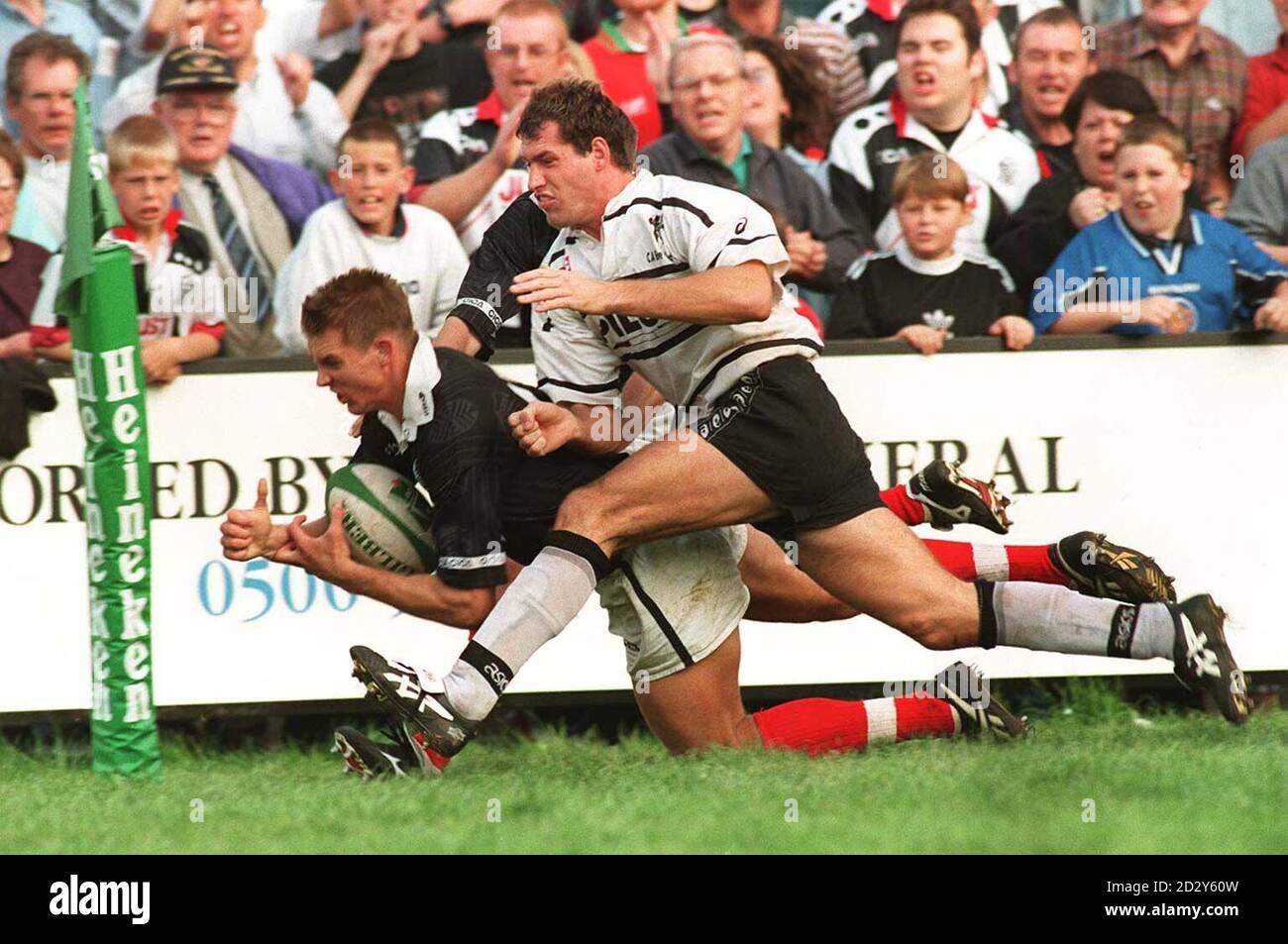 Pontypridd's, Dafydd James, segna il secondo tentativo ai suoi lati durante la loro partita della tazza di Heineken contro Brive questo pomeriggio (sabato). Guarda la storia di Rugby Brive. Foto di David Jones/PA Foto Stock