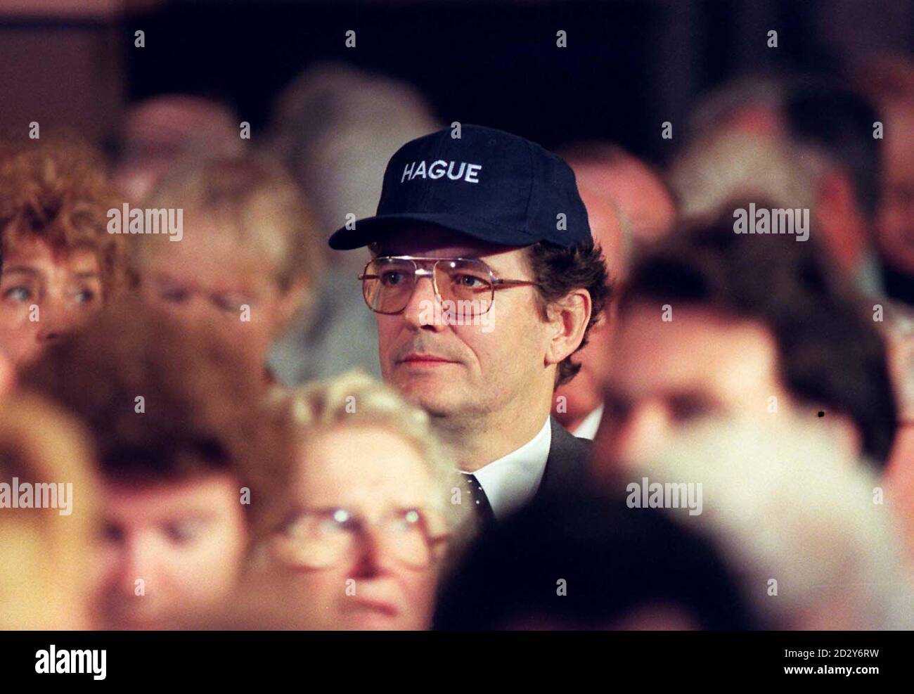 Un fedele delegato ai Winter Gardens di Blackpool oggi (martedì) rende evidente il suo sostegno al nuovo leader del partito conservatore William Hague durante la mattina di apertura della prima conferenza del Partito conservatore come opposizione in diciannove anni. Foto di John Giles/PA Foto Stock