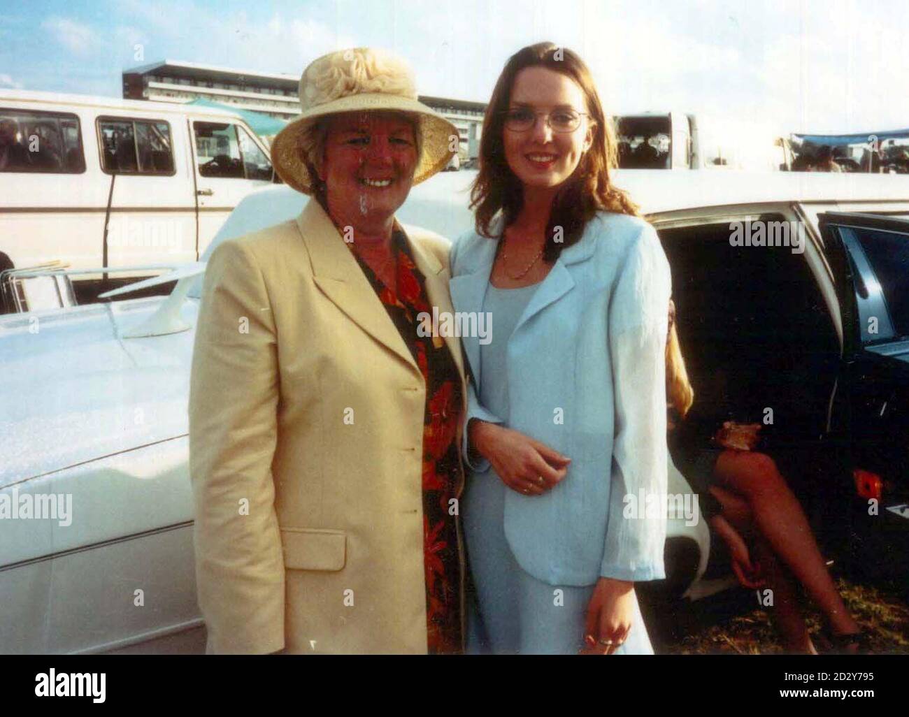 Raccolta non recuperata di Kay Martin (a sinistra) con sua figlia Karen, 20 anni, che è stata uccisa in un incidente di strada di rabbia con il suo ragazzo Toby Exley, 22, il 6 ottobre, quando l'auto che viaggia dietro di loro sulla A316 Great Chertsey Road, Londra ovest si è dilaniata nella parte posteriore di loro e li ha costretti sopra la riserva centrale nel percorso di un veicolo in arrivo. Vedi PA Story CRIME Couple. Foto Stock