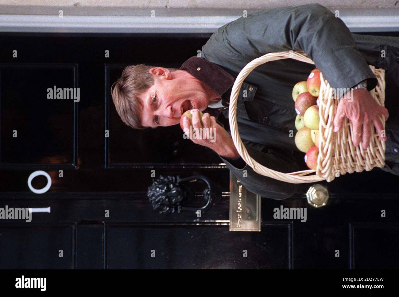 Adrian Barlow, presidente della campagna inglese Cox, gocce di un paniere di mele a 10 Downing Street oggi (Martedì), per sensibilizzare il pubblico sulla situazione difficile del Cox inglese. Gli agricoltori affermano di dover affrontare il loro anno peggiore dopo essere stati colpiti da una serie di catastrofi. Le condizioni meteorologiche del freak all'inizio di quest'anno hanno prodotto il raccolto più basso dal 1934, con solo la metà del numero usuale di mele raccolte. Ma l'estate calda e umida ha prodotto mele molto dolci, che ora gusto delizioso, ma non si conservano bene durante l'inverno. I coltivatori sperano di usare oggi la Giornata nazionale della mela solleciterà Foto Stock